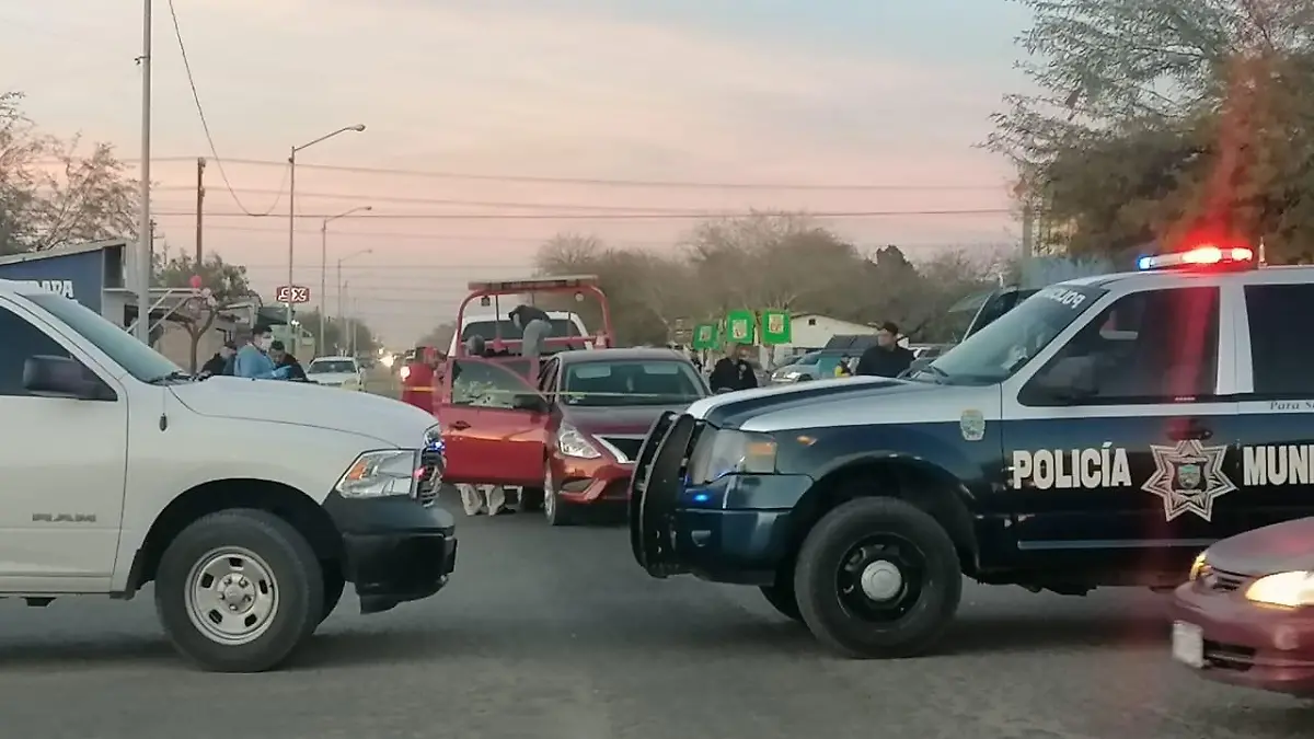 Hasta el momento la policía no ha localizado al conductor del auto Nissan Versa 2017 rojo que fuera atacado a balazos